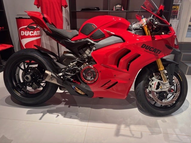 Ducati Panigale V4 S motorsykkel i showroom