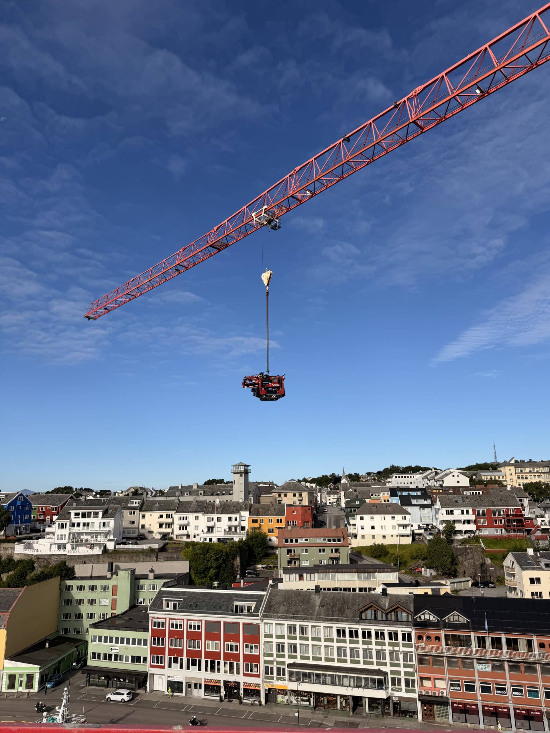 Beltegående minikran i arbeid på byggeplass
