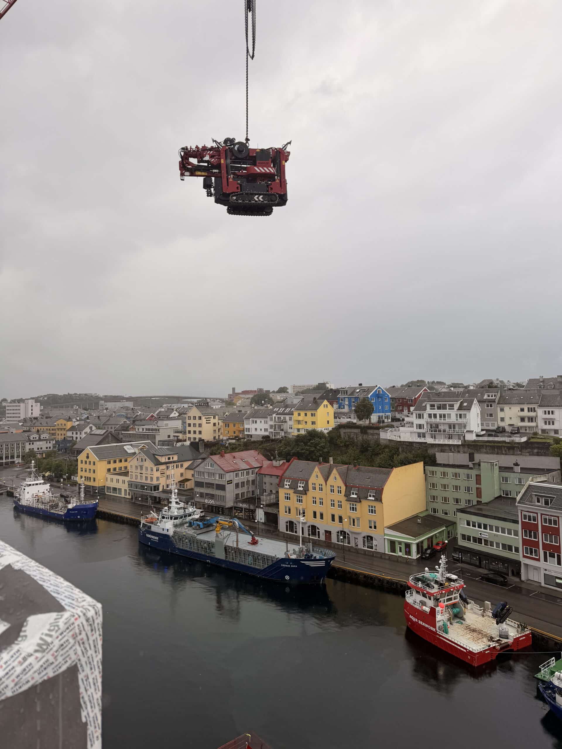 Operatør styrer minikran under løfteoppdrag